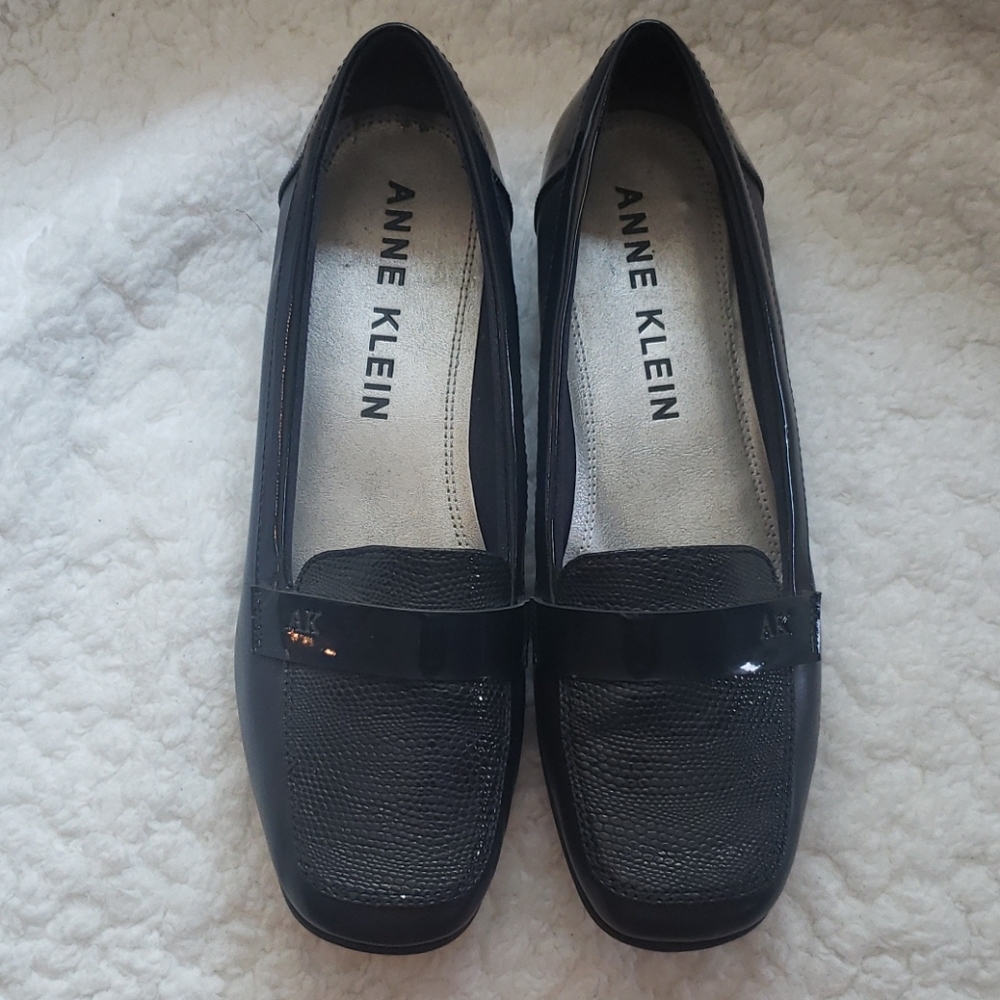 Anne Klein Vittorio Navy Blue flats in size 11